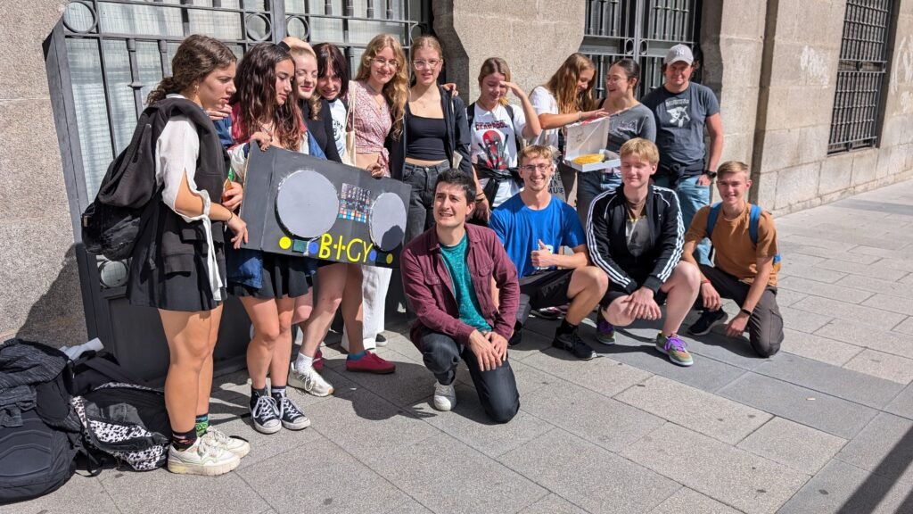 El grupo de teatro en español sobre el escenario