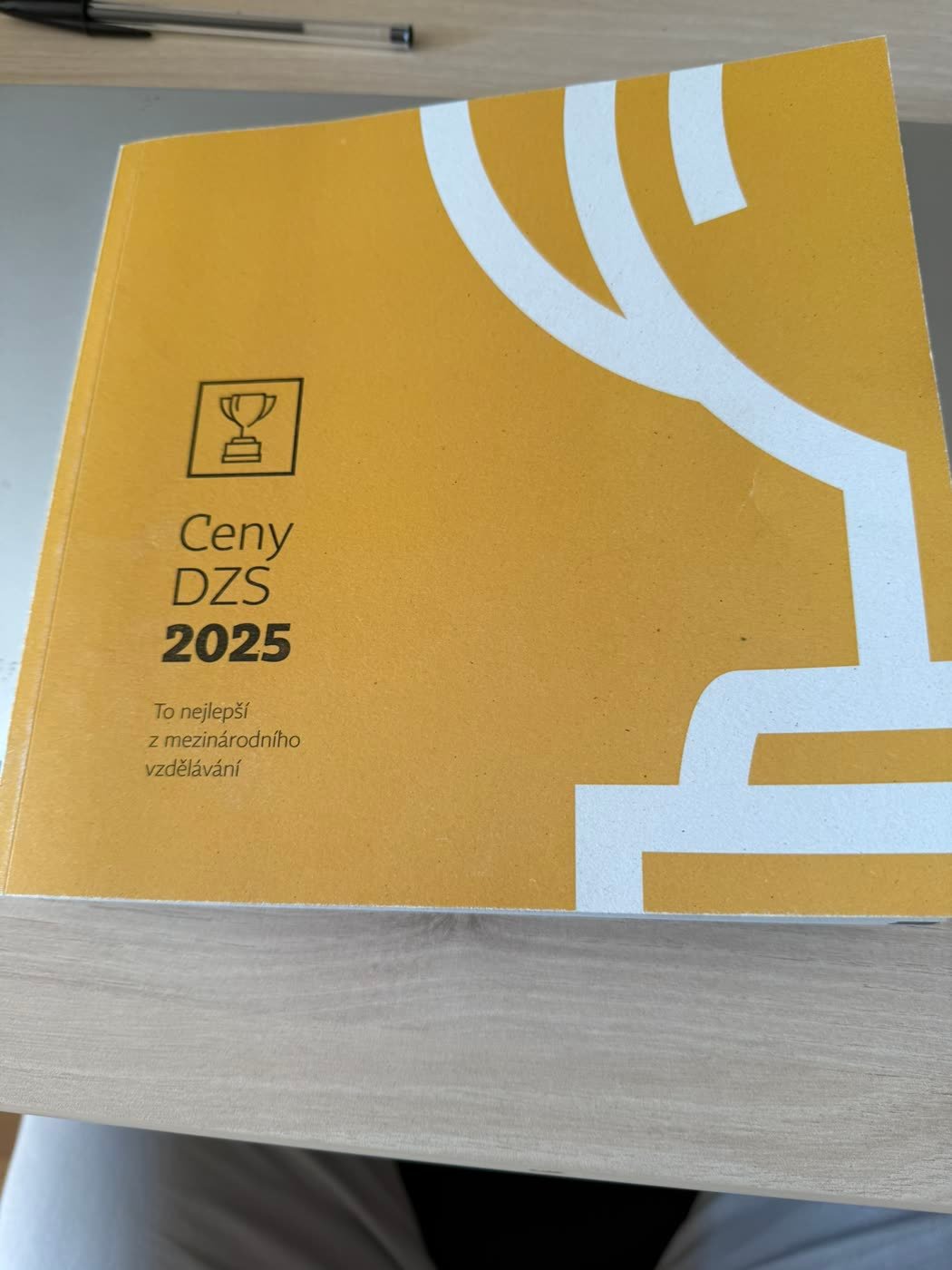 Portada del catálogo «Ceny DZS 2025: lo mejor de la educación internacional»